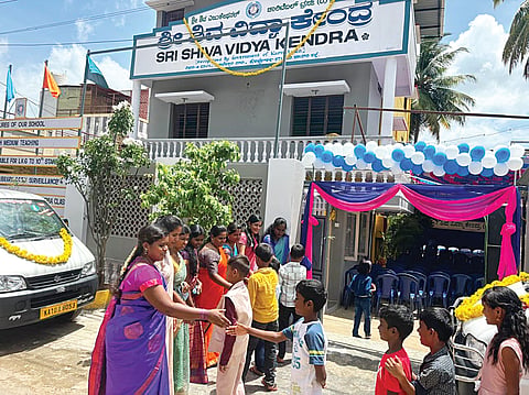 ಮಕ್ಕಳಿಗೆ ಹೂ ನೀಡಿ ಸ್ವಾಗತ
