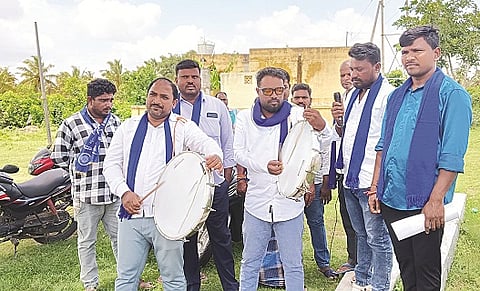 ಗುಂಡ್ಲುಪೇಟೆ ತಾಲೂಕಿನ ಮೂಖಹಳ್ಳಿ ಗ್ರಾಮ ಪಂಚಾಯಿತಿ ಕಚೇರಿ ಎದುರು ದಲಿತ ಸಂಘರ್ಷ ಸಮಿತಿ ಸದಸ್ಯರು ಪ್ರತಿಭಟನೆ ನಡೆಸಿದರು.