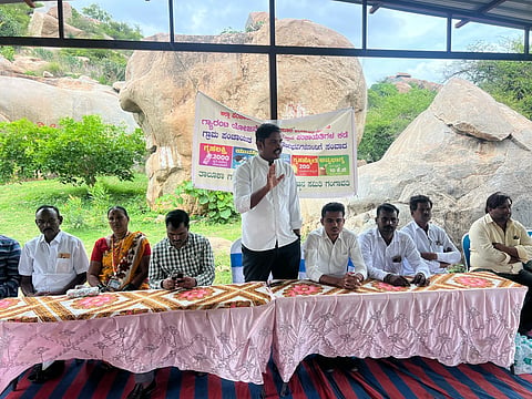 ಗಂಗಾವತಿ ತಾಲೂಕಿನ ಬಸವನದುರ್ಗಾದ ಡುಮ್ಕಿಕೊಳ ಕೆರೆ ಬಳಿ ಹಮ್ಮಿಕೊಂಡಿದ್ದ ಗ್ಯಾರಂಟಿ ಯೋಜನೆಗಳ ನಡೆ ಗ್ರಾಪಂ ಕಡೆ ಅಭಿಯಾನ ಕುರಿತ ಸಂವಾದ ಕಾರ್ಯಕ್ರಮದಲ್ಲಿ ಸಮಿತಿ ತಾಲೂಕಾಧ್ಯಕ್ಷ ಡಾ.ಕೆ.ವೆಂಕಟೇಶಬಾಬು ಮಾತನಾಡಿದರು. ಜಿಲ್ಲಾ ಉಪಾಧ್ಯಕ್ಷ ಎಸ್.ಬಿ.ಖಾದ್ರಿ, ತಾಪಂ ಇಒ ರಾಮರೆಡ್ಡಿ ಪಾಟೀಲ್ ಇತರರಿದ್ದರು.