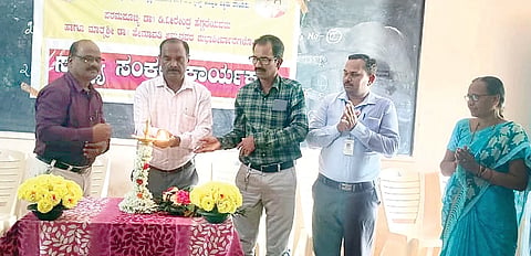 ಅಳವಂಡಿ ಸಮೀಪದ ಹಿರೇ ಸಿಂದೋಗಿ ಸರ್ಕಾರಿ ಪ್ರೌಢ ಶಾಲೆಯಲ್ಲಿ ಹಮ್ಮಿಕೊಂಡಿದ್ದ ಸ್ವಾಸ್ಥ್ಯ ಸಂಕಲ್ಪ ಕಾರ್ಯಕ್ರಮವನ್ನು ಧರ್ಮಸ್ಥಳ ಗ್ರಾಮಾಭಿವೃದ್ಧಿ ಯೋಜನೆ ಜಿಲ್ಲಾ ನಿರ್ದೇಶಕ ಪ್ರಕಾಶ ರಾವ್ ಉದ್ಘಾಟಿಸಿದರು. ಮುಖ್ಯಶಿಕ್ಷಕ ಎಸ್.ಬಿ.ಕುರಿ, ಸಂಪನ್ಮೂಲ ವ್ಯಕ್ತಿ ಈಶ್ವರ ಪೂಜಾರ, ವಲಯ ಮೇಲ್ವಿಚಾರಕಿ ರುಕ್ಮಿಣಿ, ಪ್ರಮುಖರಾದ ಶರಣಮ್ಮ, ಕವಿತಾ ಇತರರಿದ್ದರು.