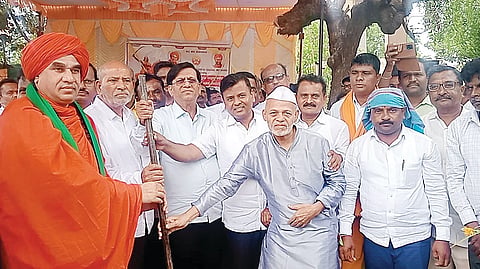 ಕುಕನೂರು ಎಪಿಎಂಸಿ ಸಮೀಪ ತಾಲೂಕು ಲಿಂಗಾಯತ ಪಂಚಮಸಾಲಿ ಸಮಾಜದಿಂದ ವೀರರಾಣಿ ಕಿತ್ತೂರು ಚನ್ನಮ್ಮ ಪ್ರತಿಮೆ ಪ್ರತಿಷ್ಠಾಪನೆಗೆ ಸಿಎಂ ಆರ್ಥಿಕ ಸಲಹೆಗಾರ ಬಸವರಾಜ ರಾಯರಡ್ಡಿ ಭೂಮಿಪೂಜೆ ನೆರವೇರಿಸಿದರು. ಮಾಜಿ ಸಂಸದ ಸಂಗಣ್ಣ ಕರಡಿ, ಶ್ರೀ ಬಸವಜಯ ಮೃತ್ಯುಂಜಯ ಸ್ವಾಮೀಜಿ, ಸಮಾಜದ ರಾಜ್ಯಾಧ್ಯಕ್ಷ ಸೋಮನಗೌಡ ಪಾಟೀಲ್, ಬಿಜೆಪಿ ಮುಖಂಡ ಡಾ.ಬಸವರಾಜ ಕ್ಯಾವಟರ್, ಪ್ರಮುಖರಾದ ವೀರಣ್ಣ ಹುಬ್ಬಳ್ಳಿ, ಬಸವರಾಜ ದಿಂಡೂರ ಇತರರಿದ್ದರು.