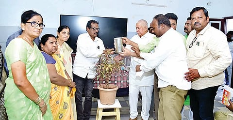 ಹೊಸಪೇಟೆ ಖಾಸಗಿ ಶಾಲೆಯಲ್ಲಿ ಹಮ್ಮಿಕೊಂಡಿದ್ದ ವಿಜಯನಗರ ಕ್ಷೇತ್ರದ ಸರ್ಕಾರಿ ಪ್ರಾಥಮಿಕ ಹಾಗೂ ಪ್ರೌಢಶಾಲೆಗಳ ಮೂಲ ಸೌಕರ್ಯ ಪ್ರಗತಿ ಪರಿಶೀಲನಾ ಸಭೆಯನ್ನು ಶಾಸಕ ಎಚ್.ಆರ್.ಗವಿಯಪ್ಪ ಉದ್ಘಾಟಿಸಿದರು. ಪ್ರಭಾರ ಬಿಇಒ ಶೇಖರಪ್ಪ ಹರಪೇಟೆ, ಶಿಕ್ಷಣ ಸಂಯೋಜಕ ಶಿವರಾಮಪ್ಪ, ಬಿಆರ್‌ಪಿ ಹನುಮೇಶ, ಪ್ರೌಢಶಾಲೆ ಮುಖ್ಯಶಿಕ್ಷಕರ ಸಂಘದ ಅಧ್ಯಕ್ಷೆ ಅಕ್ಕಮಹಾದೇವಿ, ಪ್ರಾಥಮಿಕ ಶಾಲಾ ಶಿಕ್ಷಕರ ಸಂಘದ ಕಾರ್ಯದರ್ಶಿ ಮಲ್ಲಯ್ಯ, ಸರ್ಕಾರಿ ನೌಕರರ ಸಂಘದ ಅಧ್ಯಕ್ಷ ವೀರಭದ್ರೇಶ ಇತರರಿದ್ದರು.