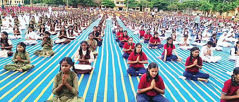 ಸಂಡೂರಿನ ಎಪಿಎಂಸಿ ಬಳಿ ಸರ್ಕಾರಿ ಪ್ರೌಢಶಾಲಾ ಮೈದಾನದಲ್ಲಿ ಹಮ್ಮಿಕೊಂಡಿದ್ದ ಯೋಗ ದಿನಾಚರಣೆ ನಿಮಿತ್ತ ಮಕ್ಕಳು ಯೋಗಾಭ್ಯಾಸ ಮಾಡಿದರು.