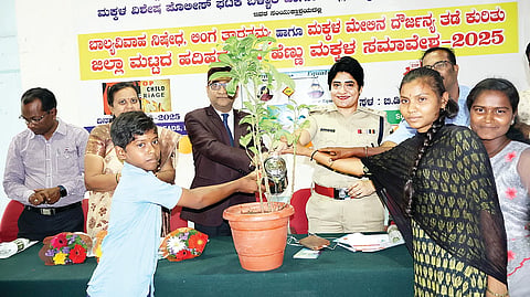 ಬಳ್ಳಾರಿ ಬಿಡಿಎಎ ಸಭಾಂಗಣದಲ್ಲಿ ಹಮ್ಮಿಕೊಂಡಿದ್ದ ಜಿಲ್ಲಾ ಮಟ್ಟದ ಹದಿಹರೆಯದ ಹೆಣ್ಣು ಮಕ್ಕಳ ಸಮಾವೇಶ ಕಾರ್ಯಕ್ರಮವನ್ನು ಎಸ್ಪಿ ಡಾ.ವಿ.ಜೆ.ಶೋಭಾರಾಣಿ ಉದ್ಘಾಟಿಸಿದರು. ಎಎಸ್ಪಿ ರವಿಕುಮಾರ, ಡಿವೈಎಸ್ಪಿ ಚಂದ್ರಕಾಂತ್ ನಂದಾರೆಡ್ಡಿ, ಮಕ್ಕಳ ಕಲ್ಯಾಣ ಸಮಿತಿ ಅಧ್ಯಕ್ಷೆ ವಿಜಯಲಕ್ಷ್ಮೀ ಮೈದೂರು, ಹಿರಿಯ ಸಿವಿಲ್ ನ್ಯಾಯಾಧೀಶ ರಾಜೇಶ್ ಎನ್.ಹೊಸಮನಿ ಇತರರಿದ್ದರು.