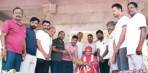 ಕುರುಗೋಡಿನ ಕೊಟ್ಟೂರು ಸ್ವಾಮಿ ಶಾಖಾ ವಿರಕ್ತ ಮಠದಲ್ಲಿ ಬಿಜೆಪಿ ಮಂಡಲದಿಂದ ಹಮ್ಮಿಕೊಂಡಿದ್ದ ಯೋಗ ದಿನಾಚರಣೆ ಕಾರ್ಯಕ್ರಮದಲ್ಲಿ ಶ್ರೀ ನಿರಂಜನ ಪ್ರಭು ಸ್ವಾಮೀಜಿ ಅವರನ್ನು ಸನ್ಮಾನಿಸಲಾಯಿತು. ಬಿಜೆಪಿ ಮಂಡಲ ಅಧ್ಯಕ್ಷ ಮದಿರೆ ಕುಮಾರಸ್ವಾಮಿ, ತಹಸೀಲ್ದಾರ್ ನರಸಪ್ಪ, ಸಿಪಿಐ ವಿಶ್ವನಾಥ ಹಿರೇಗೌಡರ್, ಪಿಎಸ್‌ಐ ಸುಪ್ರೀತ್ ವಿರೂಪಾಕ್ಷಪ್ಪ, ಪುರಸಭೆ ಮುಖ್ಯಾಧಿಕಾರಿ ಹರ್ಷವರ್ಧನ್ ಇತರರಿದ್ದರು.