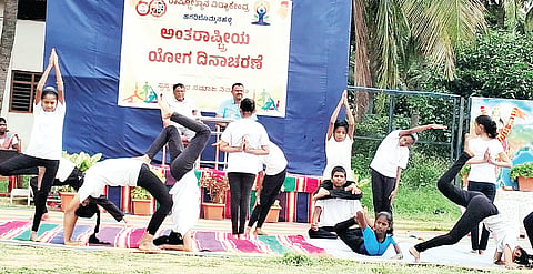 ಹಗರಿಬೊಮ್ಮನಹಳ್ಳಿ ರಾಷ್ಟ್ರೋತ್ಥಾನ ವಿದ್ಯಾಕೇಂದ್ರದ ಆವರಣದಲ್ಲಿ ಅಂತಾರಾಷ್ಟ್ರೀಯ ಯೋಗ ದಿನ ಆಚರಿಸಲಾಯಿತು. ಸಂಪನ್ಮೂಲ ವ್ಯಕ್ತಿ ವಕೀಲ ಪ್ರಹ್ಲಾದ್ ಕಾಗೆ, ವಿದ್ಯಾಕೇಂದ್ರದ ಕಾರ್ಯದರ್ಶಿ ಬಸನಗೌಡ ಇತರರಿದ್ದರು.
