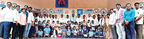 ಹಗರಿಬೊಮ್ಮನಹಳ್ಳಿಯ ಸೋನಿಯಾ ನಗರದ ಸಕಿಪ್ರಾ ಶಾಲೆ ವಿದ್ಯಾರ್ಥಿಗಳಿಗೆ ಪ್ರಗತಿಪರ ಶಿಕ್ಷಕರ ವೇದಿಕೆಯಿಂದ ಪೆನ್ನು, ನೋಟ್‌ಪುಸ್ತಕ ಹಾಗೂ ಇತರೆ ಸಾಮಗ್ರಿಗಳನ್ನು ವಿತರಿಸಲಾಯಿತು. ಪುರಸಭೆ ಅಧ್ಯಕ್ಷ ಮರಿರಾಮಪ್ಪ, ಬಿಇಒ ಮೈಲೇಶ್ ಬೇವೂರ್, ಶಾಲಾ ಶಿಕ್ಷಕರ ಸಂಘದ ತಾಲೂಕು ಅಧ್ಯಕ್ಷ ಹ್ಯಾಟಿ ಲೋಕಪ್ಪ, ಪ್ರಮುಖರಾದ ಎಲ್.ಕೃಷ್ಣ ನಾಯ್ಕ, ಮೀಠ್ಯಾನಾಯ್ಕ, ಟಿ.ಮಾರುತಿ, ಬಿ.ರಾಮಣ್ಣ, ಚಾರಿದುರ್ಗಪ್ಪ, ಎಚ್.ಕೊಟ್ರಪ್ಪ, ಬಿ.ಆರ್.ಪಿ.ಯ ಪರಮೇಶ್ವರ ಸೊಪ್ಪಿಮಠ, ಗೋಣಿಬಸಪ್ಪ ಇತರರಿದ್ದರು.