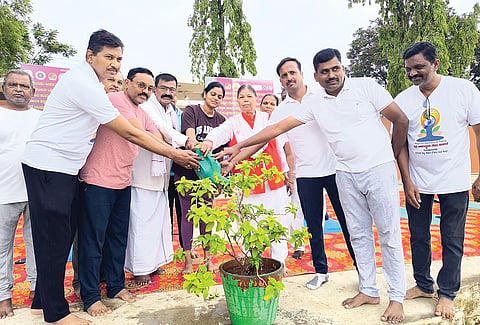 ಕೂಡ್ಲಿಗಿ ಮಹಾದೇವ ಮೈಲಾರ ಕ್ರೀಡಾಂಗಣದಲ್ಲಿ ಹಮ್ಮಿಕೊಂಡಿದ್ದ ಅಂತಾರಾಷ್ಟ್ರೀಯ ಯೋಗ ದಿನಾಚರಣೆ ಕಾರ್ಯಕ್ರಮವನ್ನು ತಹಸೀಲ್ದಾರ್ ವಿ.ಕೆ.ನೇತ್ರಾವತಿ ಉದ್ಘಾಟಿಸಿದರು. ಯೋಗಮಾತೆ ಬಿ.ಗೌರಮ್ಮ, ಸಿಪಿಐ ಪ್ರಲ್ಹಾದ್ ಆರ್.ಚನ್ನಗಿರಿ, ಪಿಎಸ್‌ಐ ಸಿ.ಪ್ರಕಾಶ್, ಗಾಂಧಿ ಸ್ಮಾರಕ ಸಮಿತಿ ಅಧ್ಯಕ್ಷ ಡಿ.ನಾಗರಾಜ, ಕಸಾಪ ಅಧ್ಯಕ್ಷ ವೀರೇಶ ಅಂಗಡಿ, ಮೈದಾನ ಗೆಳೆಯರ ಬಳಗದ ನಾಗರಾಜ ಕೊಟ್ರಪ್ಪನವರ್, ಜಿಲಾನ್ ಇತರರಿದ್ದರು.