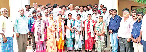 ಪಾಂಡವಪುರ ತಾಲೂಕಿನ ತಿರುಮಲಾಪುರ ಗ್ರಾಮದ ಹಾಲು ಉತ್ಪಾದಕರ ಮಹಿಳಾ ಸಹಕಾರ ಸಂಘದ ನಿರ್ದೇಶಕ ಸ್ಥಾನಕ್ಕೆ ಚುನಾವಣೆಯಲ್ಲಿ ಆಯ್ಕೆಯಾದ ಜೆಡಿಎಸ್ ಬೆಂಬಲಿತ ನಿರ್ದೇಶಕರನ್ನು ಮಾಜಿ ಸಚಿವ ಸಿ.ಎಸ್.ಪುಟ್ಟರಾಜು ಅಭಿನಂದಿಸಿದರು.