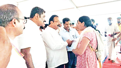 ಕೆ.ಆರ್.ಪೇಟೆ ಪಟ್ಟಣದ ಟಿಎಪಿಸಿಎಂಎಸ್ ಆವರಣದಲ್ಲಿ ಆಯೋಜಿಸಿದ್ದ ಜನಸ್ಪಂದನ ಕಾರ್ಯಕ್ರಮದಲ್ಲಿ
ಕೃಷಿ ಹಾಗೂ ಜಿಲ್ಲಾ ಉಸ್ತುವಾರಿ ಸಚಿವ ಎನ್ .ಚಲುವರಾಯಸ್ವಾಮಿ ಸರ್ಕಾರದ ಸೌಲಭ್ಯವನ್ನು ವಿತರಿಸಿದರು. ಸಿ.ಡಿ.ಗಂಗಾಧರ್, ಡಾ.ಕುಮಾರ, ಕೆ.ಆರ್.ನಂದಿನಿ, ತಿಮ್ಮಯ್ಯ, ಬಿ.ಪ್ರಕಾಶ್, ಡಾ.ಅಶೋಕ್, ಸುಷ್ಮಾ ಇತರರು ಇದ್ದರು.
