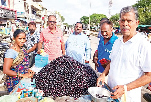 ಲಿಂಗಸುಗೂರಿನಲ್ಲಿ ಜಂಬು ನೇರಳೆ ಹಣ್ಣು ಖರೀದಿಸುತ್ತಿರುವ ಗ್ರಾಹಕರು.
