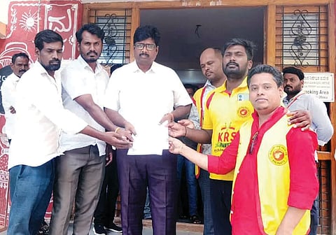 ಲಿಂಗಸುಗೂರು ಪುರಸಭೆ ಮುಖ್ಯಾಧಿಕಾರಿ ರವಿ ಶಿರಗುಪ್ಪಿಗೆ ಕರ್ನಾಟಕ ರಾಷ್ಟ್ರ ಸಮಿತಿ ಪಕ್ಷ ಮನವಿ ಸಲ್ಲಿಸಿತು. ಪಕ್ಷದ ಜಿಲ್ಲಾ ಪ್ರಧಾನ ಕಾರ್ಯದರ್ಶಿ ವಿಜಯ ಪೋಳ, ಪ್ರಮುಖರಾದ ಬಸವ ಪ್ರಭು, ನಿರುಪಾದಿ ಗೋಮರ್ಸಿ, ವಿಶ್ವನಾಥ ನಾಯ್ಡು ಇತರರಿದ್ದರು.