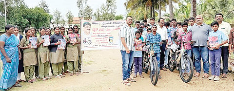 ಮದ್ದೂರು ತಾಲೂಕಿನ ನಿಲುವಾಗಿಲು ಗ್ರಾಮದ ಸರ್ಕಾರಿ ಪ್ರೌಢಶಾಲೆಯಲ್ಲಿ ಕಾಂಗ್ರೆಸ್ ಮುಖಂಡ ಸ್ಟಾರ್ ಚಂದ್ರು ಜನ್ಮದಿನದ ಅಂಗವಾಗಿ ಅಭಿಮಾನಿ ಕೆ.ಸಿ.ನಿರಂಜನ್ ಇಬ್ಬರು ವಿದ್ಯಾರ್ಥಿಗಳಿಗೆ 12 ಸಾವಿರ ರೂ. ಮೌಲ್ಯದ ಉಚಿತ ಬೈಸಿಕಲ್‌ಗಳು ಹಾಗೂ ಶಾಲಾ ವಿದ್ಯಾರ್ಥಿಗಳಿಗೆ ನೋಟ್ ಬುಕ್ ಹಾಗೂ ಲೇಖನ ಸಾಮಗ್ರಿಗಳನ್ನು ವಿತರಿಸಿದರು. ರವೀಶ್, ಸಚಿನ್, ಎಂ.ಪಿ.ಮಹೇಶ್, ಲಕ್ಷ್ಮೀಪತಿ, ಸುಕನ್ಯಾ, ಶೋಭಾ, ಶುಭಶ್ರೀ ಇದ್ದರು.