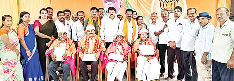 ಮದ್ದೂರು ಪಟ್ಟಣದ ತಾಲೂಕು ಬಿ.ಜೆ.ಪಿ ಕಚೇರಿಯಲ್ಲಿ ಆಯೋಜಿಸಿದ್ದ ಕಾರ್ಯಕ್ರಮದ ವೇಳೆ ಹಿರಿಯ ಬಿಜೆಪಿ ಕಾರ್ಯಕರ್ತರನ್ನು ಬಿಜೆಪಿ ಮುಖಂಡ ಎಸ್.ಪಿ.ಸ್ವಾಮಿ ಹಾಗೂ ತಾಲೂಕು ಘಟಕದ ಅಧ್ಯಕ್ಷ ಸಿ.ಕೆ.ಸತೀಶ್ ಅಭಿನಂದಿಸಿದರು. ಎಂ.ಸಿ.ಸಿದ್ದು, ಮ.ನ.ಪ್ರಸನ್ನಕುಮಾರ್, ಮಧುಕುಮಾರ್, ರಂಜಿತ, ಶ್ವೇತಾ, ವಾಸು, ವೀರಭದ್ರಸ್ವಾಮಿ ಇದ್ದರು.