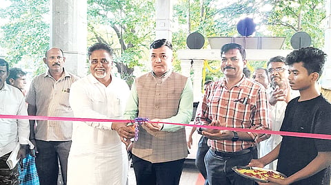 ಹೊಸಪೇಟೆ ಕೇಂದ್ರ ಬಸ್ ನಿಲ್ದಾಣದಲ್ಲಿ ಹಮ್ಮಿಕೊಂಡಿದ್ದ ಸರ್ಕಾರದ ಯೋಜನೆಗಳು ಮತ್ತು ಸಾಧನೆಗಳನ್ನು ಬಿಂಬಿಸುವ ವಸ್ತು ಪ್ರದರ್ಶನಕ್ಕೆ ಜಿಲ್ಲಾಧಿಕಾರಿ ಎಂ.ಎಸ್.ದಿವಾಕರ ಚಾಲನೆ ನೀಡಿದರು. ವಾರ್ತಾಧಿಕಾರಿ ಬಿ.ಧನಂಜಯಪ್ಪ, ಹುಡಾ ಅಧ್ಯಕ್ಷ ಎಚ್.ಎನ್.ಎಫ್.ಇಮಾಮ್ ನಿಯಾಜಿ, ವಾರ್ತಾ ಇಲಾಖೆ ಸ್ಥಾನಿಕಾಧಿಕಾರಿ ಕೆ.ರಾಮಾಂಜನೇಯ ಇತರರಿದ್ದರು.