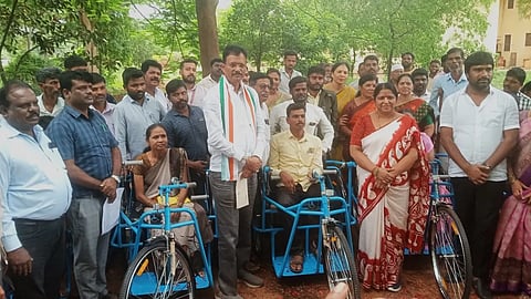 ಸಂಡೂರಿನಲ್ಲಿ ಲಾನುಭಗಳಿಗೆ ತ್ರಿಚಕ್ರ ಸೈಕಲ್ ವಿತರಿಸಲಾಯಿತು. ಶಾಸಕಿ ಅನ್ನಪೂರ್ಣಾ ತುಕಾರಾಮ್, ಸಂಸದ ಈ.ತುಕಾರಾಮ್, ಪುರಸಭೆ ಅಧ್ಯಕ್ಷ ಸಿರಾಜ್ ಹುಸೇನ್, ಉಪಾಧ್ಯಕ್ಷೆ ಎಂ.ಸಿ.ಲತಾ, ಪ್ರಾಕೃಪಸಸಂ ಅಧ್ಯಕ್ಷ ಗಾಣಿಗರ ವೀರೇಶ, ಉಪಾಧ್ಯಕ್ಷ ಎರ‌್ರಿಸ್ವಾಮಿ, ಮಾಜಿ ಅಧ್ಯಕ್ಷ ಕುರುಬರ ಸತ್ಯಪ್ಪ ಇತರರಿದ್ದರು.