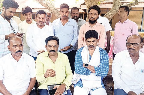 ಕಂಪ್ಲಿಯಲ್ಲಿ ಆಯೋಜಿಸಿದ್ದ ಗಂಗಾಮತಸ್ಥರ ಸಮಾಜದ ಸಂಘಟನಾ ಸಭೆಯಲ್ಲಿ ಸಂಘದ ನಿರ್ದೇಶಕ ಮಣ್ಣೂರು ನಾಗರಾಜ ಮಾತನಾಡಿದರು. ಪ್ರಮುಖರಾದ ಚಂದ್ರಶೇಖರ, ಎಲೆಗಾರ ನಾಗರಾಜ, ಪ್ರಮುಖರಾದ ಬಿ.ಸಿದ್ದಪ್ಪ, ಕರೆಕಲ್ ಮನೋಹರ ಇತರರಿದ್ದರು.