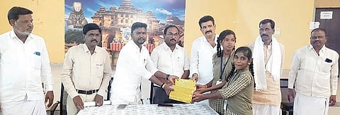 ಕುರುಗೋಡು ತಾಲೂಕು ಆಡಳಿತ ಕಚೇರಿಯಲ್ಲಿ ಹಮ್ಮಿಕೊಂಡಿದ್ದ ಕೆಂಪೇಗೌಡ ಜಯಂತಿ ಕಾರ್ಯಕ್ರಮದಲ್ಲಿ ವಿವಿಧ ಸ್ಪರ್ಧೆಯ ವಿಜೇತ ವಿದ್ಯಾರ್ಥಿಗಳಿಗೆ ತಹಸೀಲ್ದಾರ್ ನರಸಪ್ಪ ಬಹುಮಾನ ವಿತರಿಸಿದರು. ಗ್ರೇಡ್-2 ತಹಸೀಲ್ದಾರ್ ಮಲ್ಲೇಶಪ್ಪ, ಪುರಸಭೆ ಅಧ್ಯಕ್ಷ ಟಿ.ಶೇಖಣ್ಣ, ಉಪಾಧ್ಯಕ್ಷ ಚನ್ನಪಟ್ಟಣ ಮಲ್ಲಿಕಾರ್ಜುನ ಇತರರಿದ್ದರು.
