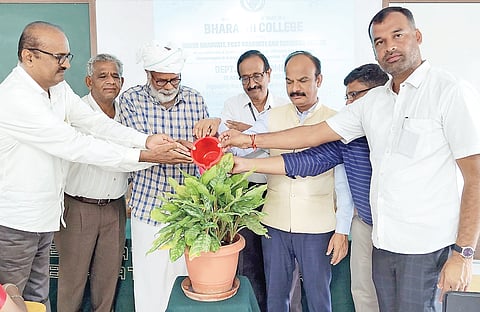 ಭಾರತೀನಗರದ ಭಾರತೀ ಕಾಲೇಜು ಅರ್ಥಶಾಸ್ತ್ರ ವಿಭಾಗ, ಭಾರತೀ ಸ್ನಾತಕ ಸ್ನಾತಕೋತ್ತರ ಮತ್ತು ಸಂಶೋಧನಾ ಕೇಂದ್ರ, ಭಾರತೀ ಪಿಯು ಕಾಲೇಜು ಮತ್ತು ಐಕ್ಯುಎಸಿ ಸಹಯೋಗದೊಂದಿಗೆ ರಾಜ್ಯಮಟ್ಟದ ಒಂದು ದಿನದ ಕಾರ್ಯಾಗಾರವನ್ನು ಮಳವಳ್ಳಿ ಸರಕಾರಿ ಪಿಯು ಕಾಲೇಜಿನ ನಿವೃತ್ತ ಪ್ರಾಂಶುಪಾಲ ಎಂ.ವಿ.ಕೃಷ್ಣ ಉದ್ಘಾಟಿಸಿದರು. ಡಾ.ಎಂ.ಎಸ್.ಮಹದೇಸ್ವಾಮಿ, ಪ್ರೊ.ಎಸ್.ನಾಗರಾಜ, ಎಂ.ಪುಟ್ಟಸ್ವಾಮಿಗೌಡ, ಡಾ.ಎಂ.ಪಿ.ತೇಜೇಶ್ ಕುಮಾರ್ ಇತರರು ಇದ್ದರು.