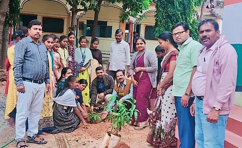 ಕೂಡ್ಲಿಗಿ ತಾಲೂಕಿನ ರಾಮಸಾಗರಹಟ್ಟಿ ಸರ್ಕಾರಿ ಪ್ರೌಢಶಾಲೆಯಲ್ಲಿ ಪರಿಸರ ಮಾಹಿತಿ ಮತ್ತು ಜಾಗೃತಿ ಕಾರ್ಯಕ್ರಮದಲ್ಲಿ ಸಸಿ ನೆಡಲಾಯಿತು. ಯೋಜನೆ ಕೃಷಿ ಮೇಲ್ವಿಚಾರಕ ಮಹಾಲಿಂಗಯ್ಯ, ಮುಖ್ಯಶಿಕ್ಷಕ ವೈ.ಎಂ.ಈಶಪ್ಪ, ವಲಯ ಮೇಲ್ವಿಚಾರಕಿ ಅಶ್ವಿನಿ ಕುಮಾರಿ, ಶಿಕ್ಷಕರಾದ ರಾಘವೇಂದ್ರ, ಭೈರಶೆಟ್ಟಿ, ಸಿದ್ದಯ್ಯ ಇತರರಿದ್ದರು.