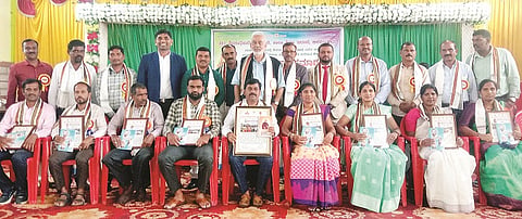 ಅರಕಲಗೂಡಿನಲ್ಲಿ ಆಯೋಜಿಸಿದ್ದ ಕಾರ್ಯಕ್ರಮದಲ್ಲಿ ಶಿಕ್ಷಕರನ್ನು ಶನಿವಾರ ಗೌರವಿಸಲಾಯಿತು. ಎ. ಮಂಜು, ಕೆ.ಪಿ.ನಾರಾಯಣ್, ಬಿ.ಕೆ.ಗಂಗಾಧರ್, ಸಾಕೀಬ್ ಉರ್ ರೆಹಮಾನ್, ಎ.ಆರ್. ಬಾಲಾಜಿ ಇತರರಿದ್ದರು.