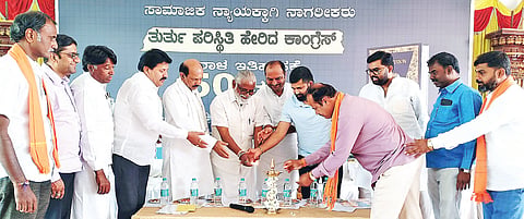 ಪಾಂಡವಪುರ ತಾಲೂಕಿನ ಕೆನ್ನಾಳು ಗೇಟ್ ಸಮೀಪ ತಾಲೂಕು ಬಿಜೆಪಿ ಆಯೋಜಿಸಿದ್ದ ತುರ್ತು ಪರಿಸ್ಥಿತಿಯ 50ನೇ ವರ್ಷದ ಕರಾಳ ದಿನಾಚರಣೆ ಹಾಗೂ ಮನ್ ಕೀ ಬಾತ್ ಕಾರ್ಯಕ್ರಮವನ್ನು ಮಾಜಿ ಸಚಿವ ಎನ್.ಮಹೇಶ್ ಉದ್ಘಾಟಿಸಿದರು. ಪ್ರತಾಪ್ ಸಿಂಹ, ಡಾ.ಇಂದ್ರೇಶ್, ಸಚ್ಚಿತಾನಂದ, ಟಿ.ಶ್ರೀಧರ್ ಇತರರು ಇದ್ದರು.