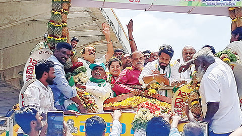 ಮದ್ದೂರು ಪಟ್ಟಣದ ಪ್ರವಾಸಿ ಮಂದಿರಕ್ಕೆ ನಿಖಿಲ್‌ಕುಮಾರ್‌ಸ್ವಾಮಿ ಆಗಮಿಸಿದಾದ ಕ್ರೇನ್ ಮೂಲಕ ಬೃಹತ್ ಗಾತ್ರದ ಪೈನಾಪಲ್ ಹಾರ ಹಾಕಿ ಸ್ವಾಗತಿಸಲಾಯಿತು. ವಿವೇಕಾನಂದ, ಡಿ.ಸಿ.ತಮ್ಮಣ್ಣ, ಅನ್ನದಾನಿ, ರಾಜಣ್ಣ, ಪ್ರಿಯಾಂಕಾ ಅಪ್ಪುಗೌಡ ಇದ್ದರು.