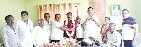 ಯಡವನಹಳ್ಳಿ ಪ್ರಾಥಮಿಕ ಕೃಷಿ ಪತ್ತಿನ ಸಹಕಾರ ಸಂಘಕ್ಕೆ ಅವಿರೋಧವಾಗಿ ಆಯ್ಕೆಯಾದ ಅಧ್ಯಕ್ಷ ಜಯಶಂಕರ್ ಅವರನ್ನು ಅಭಿಮಾನಿಗಳು ಸನ್ಮಾನಿಸಿದರು. ಗಂಗಾಧರ್, ಮಂಜುನಾಥ್, ದೇವರಾಜ್ ಇತರರಿದ್ದರು.