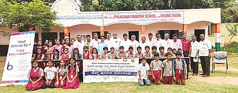 ಕೆ.ಹೊನ್ನಲಗೆರೆ ಗ್ರಾಮದ ಉನ್ನತೀಕರಿಸಿದ ಸರ್ಕಾರಿ ಹಿರಿಯ ಪ್ರಾಥಮಿಕ ಪಾಠಶಾಲೆಗೆ 15 ಡೆಸ್ಕ್‌ಗಳನ್ನು ಉಚಿತವಾಗಿ ವಿತರಿಸಲಾಯಿತು. ಚನ್ನಂಕೇಗೌಡ, ಲಿಂಗರಾಜು, ಸುರೇಶ್‌ಹುಲಿ, ಲೋಕೇಶ್, ಶಶಿಗೌಡ, ಶಿವಕುಮಾರ್ ಇದ್ದರು.