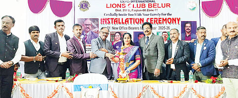 ಲಯನ್ಸ್ ಕ್ಲಬ್ ಭವನದಲ್ಲಿ ಆಯೋಜಿಸಿದ್ದ ನೂತನ ಲಯನ್ಸ್ ಕ್ಲಬ್ ಅಧ್ಯಕ್ಷರ ಪದಗ್ರಹಣ ಕಾರ್ಯಕ್ರಮ ಉದ್ಘಾಟಿಸುತ್ತಿರುವ ಗಣ್ಯರು