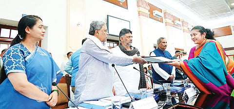 ಹನೂರಿನಲ್ಲಿ ಪ್ರಜಾಸೌಧ ನಿರ್ಮಾಣದ ಆಡಳಿತಾತ್ಮಕ ಅನುಮೋದನೆಯ ಆದೇಶದ ಪ್ರತಿಯನ್ನು ಸಿಎಂ ಸಿದ್ದರಾಮಯ್ಯ ಬೆಂಗಳೂರಿನ ವಿಧಾನಸೌಧದಲ್ಲಿ ಜಿಲ್ಲಾಧಿಕಾರಿ ಸಿ.ಟಿ ಶಿಲ್ಪಾನಾಗ್ ಅವರಿಗೆ ನೀಡಿದರು. ಡಿಸಿಎಂ ಡಿ.ಕೆ. ಶಿವಕುಮಾರ್ ಇದ್ದರು.