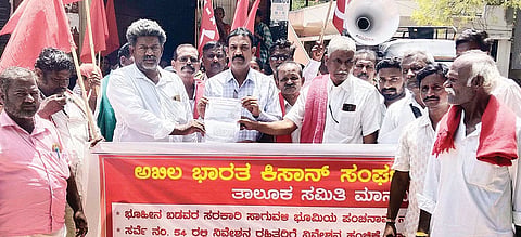 ಮಾನ್ವಿಯಲ್ಲಿ ಅಖಿಲ ಭಾರತ ಕಿಸಾನ್ ಸಂಘಟನೆ ತಾಲೂಕು ಘಟಕದಿಂದ ವಿವಿಧ ಬೇಡಿಕೆ ಈಡೇರಿಸುವಂತೆ ಆಗ್ರಹಿಸಿ ಗ್ರೇಡ್-2 ತಹಸೀಲ್ದಾರ್ ಅಬ್ದುಲ್ ವಾಹೀದ್‌ಗೆ ಮನವಿ ಸಲ್ಲಿಸಲಾಯಿತು. ತಾಲೂಕು ಘಟಕದ ಅಧ್ಯಕ್ಷ ಮುದುಕಪ್ಪ ನಾಯಕ, ತಾಲೂಕು ಉಪಾಧ್ಯಕ್ಷ ಆನಂದ ಭೋವಿ, ಪ್ರಮುಖರಾದ ಅಮರೇಶ ಚೀಕಲಪರ್ವಿ, ಯಲ್ಲಪ್ಪನಾಯಕ ಕುರ್ಡಿ, ಆಂಜನೇಯ ಬಲ್ಲಟಗಿ, ದೀಲಿಪ್ ಟೈಲರ್ ಇತರರಿದ್ದರು.