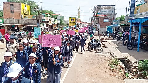ಸಾರ್ವಜನಿಕರಿಗೆ ಸಸಿ ನೀಡಿ ಜಾಗೃತಿ