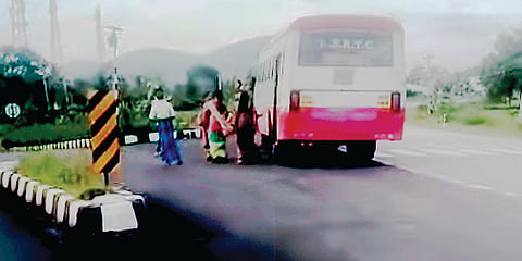 ಸಾರಿಗೆ ಬಸ್ ಸಮರ್ಪಕ ಸೇವೆ ಇಲ್ಲದೆ ಪರದಾಟ
