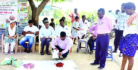 ದೇವದುರ್ಗ ತಾಲೂಕು ಗೂಗಲ್ ಗ್ರಾಮದಲ್ಲಿ ಹಮ್ಮಿಕೊಂಡಿದ್ದ ವಿಕಸಿತ ಕೃಷಿ ಸಂಕಲ್ಪ ಅಭಿಯಾನ ಕಾರ್ಯಕ್ರಮದಲ್ಲಿ ಕೃಷಿ ವಿಜ್ಞಾನಿಗಳು ರೈತರಿಗೆ ಬೀಜೋಪಚಾರದ ಬಗ್ಗೆ ಮಾಹಿತಿ ನೀಡಿದರು. ಪಶು ವಿಜ್ಞಾನಿ ಡಾ.ಸುರೇಶ, ಕೃಷಿ ಕೀಟಶಾಸ್ತ್ರ ವಿಜ್ಞಾನಿ ಡಾ.ಕೃಷ್ಣ ಬಿರಾದಾರ್ ಪಾಟೀಲ್, ಕೃಷಿ ವಿಜ್ಞಾನಿಗಳಾದ ಡಾ.ಅಫ್ಸಾನಾ ಭಾನು, ಅಮರೇಶ, ಬಸವಲಿಂಗ ಸ್ವಾಮಿ, ಶಿವಪ್ಪ, ಚನ್ನಪ್ಪ ಇತರರಿದ್ದರು.
