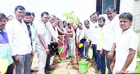 ವಿಶ್ವ ಪರಿಸರ ದಿನಾಚರಣೆ ನಿಮಿತ್ತ ದೇವದುರ್ಗ ತಾಲೂಕು ಅಮರಾಪುರ ಗ್ರಾಪಂ ಆವರಣದಲ್ಲಿ ಪಿಡಿಒ ವೆಂಕಟೇಶ ಪಾಮನಕಲ್ಲೂರು ಸಸಿ ನೆಟ್ಟರು. ಗ್ರಾಪಂ ಅಧ್ಯಕ್ಷ ಭೀಮಣ್ಣ ಬಿರಾದಾರ್, ಸಿಬ್ಬಂದಿ ಬಾಲಯ್ಯ, ಭೀಮನಗೌಡ ಇತರರಿದ್ದರು.