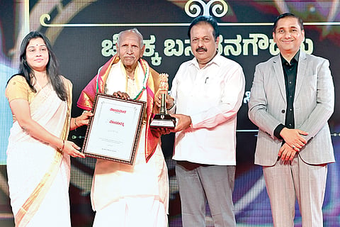Chokka Basavanagouda Siraguppa Vijayarathana Award