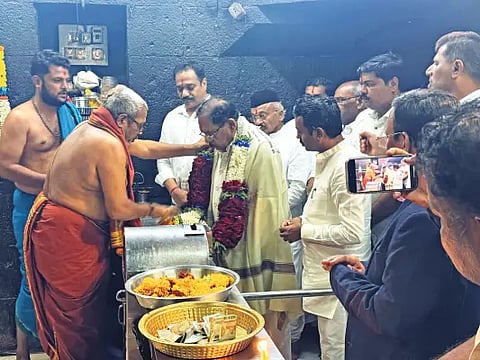 G. Parameshwara having darshan of Banashankari Devi