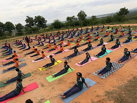 ಯೋಗ ದಿನದ ಅಂಗವಾಗಿ ಕಿತ್ತೂರು ರಾಣಿ ಚೆನ್ನಮ್ಮ ವಸತಿ ಶಾಲೆಯಲ್ಲಿ ಮಕ್ಕಳು ಯೋಗಾಭ್ಯಾಸ ಮಾಡಿದರು.