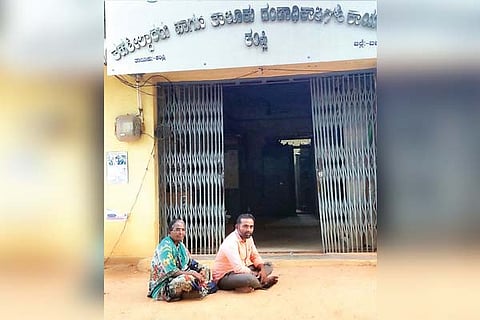 Kampli mohter-son protest