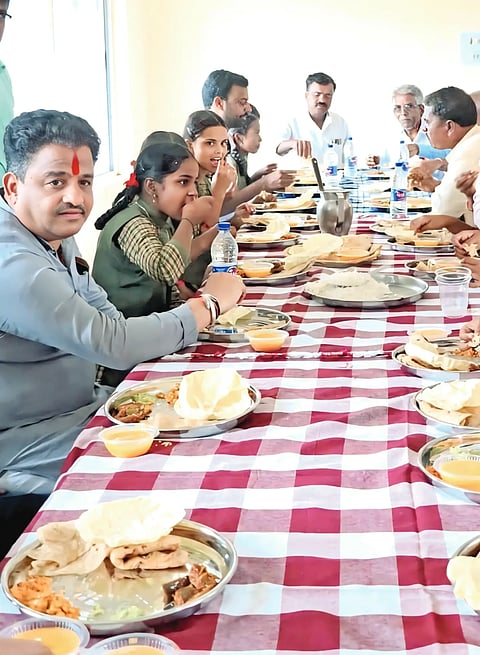 MLA dines with students