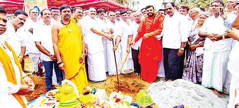 ಅರಸೀಕೆರೆ (ಗ್ರಾಮಾಂತರ) ತಾಲೂಕಿನ ಕಸಬಾ ಹೋಬಳಿಯ ಗೀಜಿಹಳ್ಳಿಯ ಬೈಪಾಸ್ ರಸ್ತೆಯಲ್ಲಿ ಮಡಿವಾಳ ಮಾಚಿದೇವ ಸಮುದಾಯ ಭವನದ ಭೂಮಿಪೂಜೆ ನೆರವರಿಸಿದ ಗಣ್ಯರು. ಶಾಸಕ ಶಿವಲಿಂಗೇಗೌಡ, ಡಾ.ಬಸವಮಾಚೀದೇವ ಸ್ವಾಮೀಜಿ, ಶಿವಣ್ಣ, ಸುರೇಶ್, ಶಂಕರಪ್ಪ, ಅಶೋಕ್, ಸಮೀವುಲ್ಲಾ ಇತರರು ಇದ್ದರು.