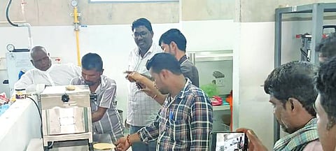 ಇಂದಿರಾ ಕ್ಯಾಂಟಿನ್​ನಲ್ಲಿ ಅಳವಡಿಸಿರುವ ಅಡುಗೆ ಉಪಕರಣಗಳ ಮಾಹಿತಿ ನೀಡುತ್ತಿರುವ ಗುತ್ತಿಗೆದಾರ.