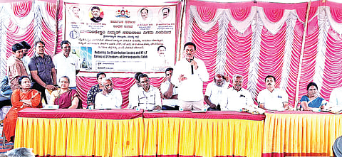 ಶ್ರೀರಂಗಪಟ್ಟಣ ತಾಲೂಕು ನೇರಳೆಕೆರೆ ಗ್ರಾಮದಲ್ಲಿ ಸೋಮವಾರ ಸೆಸ್ಕ್ ವತಿಯಿಂದ ಹಮ್ಮಿಕೊಂಡಿದ್ದ ರೈತರ ಐಪಿ ಸೆಟ್‌ಗಳಿಗೆ ಪರಿವರ್ತಕಗಳ ಅಳವಡಿಕೆ ಕಾರ್ಯಕ್ರಮದಲ್ಲಿ ಶಾಸಕ ಹಾಗೂ ಸೆಸ್ಕ್ ಅಧ್ಯಕ್ಷ ರಮೇಶ ಬಂಡಿಸಿದ್ದೇಗೌಡ ರೈತರ ಗೊಂದಲಗಳಿಗೆ ಉತ್ತರಿಸಿದರು. ಕೆ.ಎಂ.ಮುನಿರಾಜಗೋಪಾಲ್ ಇತರರು ಇದ್ದರು.