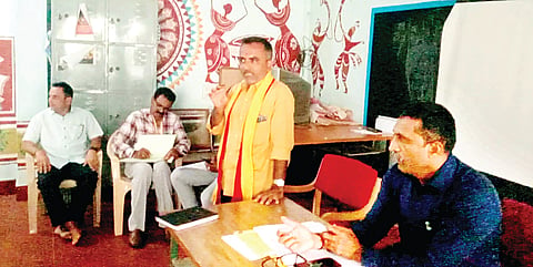 ಶ್ರೀರಂಗಪಟ್ಟಣದ ಗುರುಭವನದ ಕೇತ್ರ ಸಂಪನ್ಮೂಲ ಕೇಂದ್ರದಲ್ಲಿ ಬಿಇಒ ಸಮ್ಮುಖದಲ್ಲಿ ಖಾಸಗಿ ಶಾಲೆಗಳ ಮುಖ್ಯಸ್ಥರೊಂದಿಗೆ ನಡೆದ ಸಭೆಯಲ್ಲಿ ಮಂಡ್ಯ ರಕ್ಷಣಾ ವೇದಿಕೆ ಸಂಸ್ಥಾಪಕ ಅಧ್ಯಕ್ಷ ಬಿ.ಶಂಕರ್ ಬಾಬು ಮಾತನಾಡಿದರು. ಮಹೇಶ್, ಶಿವಕುಮಾರ್, ರಮೇಶ್ ಇತರರು ಇದ್ದರು.