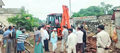 Unauthorized sheds cleared in Kerur