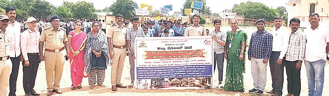 ಕಂಪ್ಲಿಯಲ್ಲಿ ಷಾ.ಮಿಯಾಚಂದ್ ಸರ್ಕಾರಿ ಪಿಯು ಕಾಲೇಜು ಹಾಗೂ ಪ್ರೌಢಶಾಲೆಯಲ್ಲಿ ಮಾದಕ ದ್ರವ್ಯದ ದುಷ್ಪರಿಣಾಮಗಳ ಕುರಿತು ಜಾಗೃತಿ ಜಾಥಾ ನಡೆಸಲಾಯಿತು. ಪಿಐ ಕೆ.ಬಿ.ವಾಸುಕುಮಾರ್, ಪಿಎಸ್‌ಐ ಅವಿನಾಶ್ ಕಾಂಬ್ಳೆ, ಎಎಸ್‌ಐ ಬಸವರಾಜ, ಉಪ ಪ್ರಾಚಾರ್ಯೆ ಸುಜಾತಾ, ಶಿಕ್ಷಕರಾದ ಡಾ.ಬಿ.ಸುನೀಲ್, ಗೌತಮಿ, ಬಂಗಿ ಸರೋಜಾ ಇದ್ದರು.