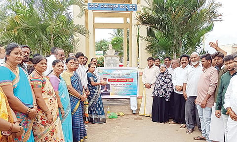 ಹೂವಿನಹಡಗಲಿ ಲಾಲ್ ಬಹದ್ದೂರ್ ಶಾಸ್ತ್ರಿ ವೃತ್ತದಲ್ಲಿ ಕತ್ತಲೆಯಿಂದ ಬೆಳಕಿನೆಡೆಗೆ ಯೋಜನೆಯಡಿ ಬೀದಿ ದೀಪಗಳ ಅಳವಡಿಕೆ ಕಾಮಗಾರಿಗೆ ಶಾಸಕ ಕೃಷ್ಣನಾಯ್ಕ ಚಾಲನೆ ನೀಡಿದರು. ಪುರಸಭೆ ಅಧ್ಯಕ್ಷೆ ಜಮಲಾಬಿ, ಉಪಾಧ್ಯಕ್ಷ ಸೊಪ್ಪಿನ ಮಂಜುನಾಥ, ಸದಸ್ಯರಾದ ವಾರದ ಗೌಸ್ ಮೋಹಿದ್ದೀನ್, ಶಫಿಸಾಬ್ ಇತರರಿದ್ದರು.