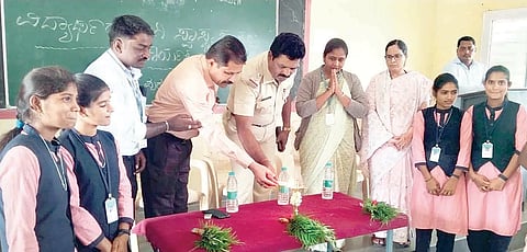ಕೂಡ್ಲಿಗಿ ತಾಲೂಕಿನ ಗುಡೇಕೋಟೆ ಗ್ರಾಮದಲ್ಲಿನ ಕರ್ನಾಟಕ ಪಬ್ಲಿಕ್ ಶಾಲೆಯ ಕಾಲೇಜು ವಿಭಾಗದಲ್ಲಿ ಹಮ್ಮಿಕೊಂಡಿದ್ದ ವಿಶ್ವ ಮಾದಕ ದ್ರವ್ಯ ವಿರೋಧಿ ದಿನ ಕಾರ್ಯಕ್ರಮವನ್ನು ಪಿಎಸ್‌ಐ ಜಿ.ಸುಬ್ರಹ್ಮಣ್ಯಂ ಉದ್ಘಾಟಿಸಿದರು. ಪ್ರಾಚಾರ್ಯ ಎಂ.ಟಿ.ಗಿರೀಶ್, ವಲಯ ಮೇಲ್ವಿಚಾರಕರಾದ ಅಶ್ವಿನಿ, ಕರಿಯಪ್ಪ ಇತರರಿದ್ದರು.