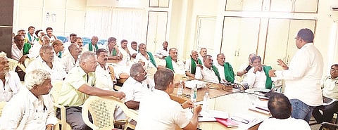  ಕೊಪ್ಪದ ಎನ್‌ಎಸ್‌ಎಲ್ ಸಕ್ಕರೆ ಕಾರ್ಖಾನೆಯ ಆಡಳಿತ ಮಂಡಳಿ ಉಪಾಧ್ಯಕ್ಷ ರಾಮಚಂದ್ರ ರಾವ್ ಅಧ್ಯಕ್ಷತೆಯಲ್ಲಿ ಕಬ್ಬು ಬೆಳೆಗಾರರು ಹಾಗೂ ರೈತ ಮುಖಂಡರ ಸಭೆ ಆಯೋಜಿಸಲಾಗಿತ್ತು. ಚಂದ್ರಶೇಖರ್, ಗೌರಿ ಪ್ರಕಾಶ್, ಪಾಂಡು, ಸತೀಶ್ ಇದ್ದರು.

